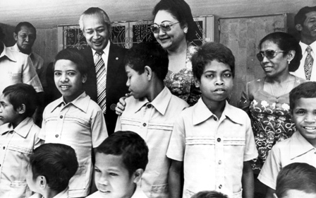 Henrique with Timorese children at home of President Suharto